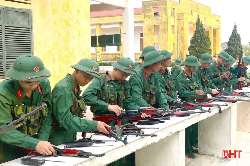 Các chiến sĩ mới của Trung đoàn 841 thực hiện bảo quản, bảo dưỡng súng bộ binh sau một ngày huấn luyện. bqbht_br_anh-3-copy.jpg