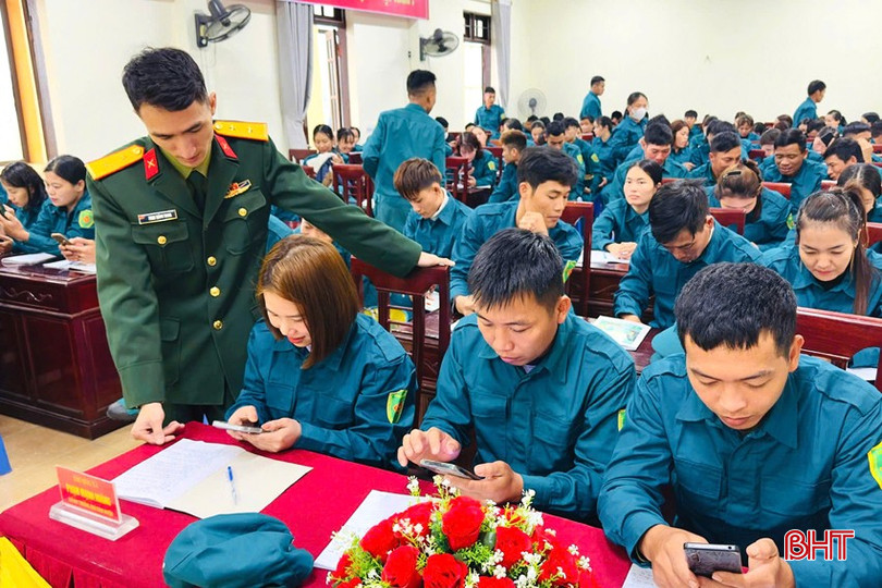 Các chiến sĩ dân quân, tự vệ huyện Vũ Quang hứng thú hơn với môn học chính trị khi được ứng dụng công nghệ thông tin. bqbht_br_anh-3-copy.jpg