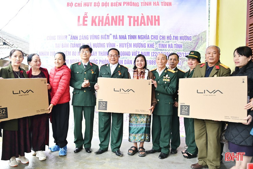 Được BĐBP kết nối, người dân ở Bản Giàng 2 (xã Hương Vĩnh) được hỗ trợ thiết bị để xây dựng công trình "Ánh sáng vùng biên". bqbht_br_anh-6.jpg