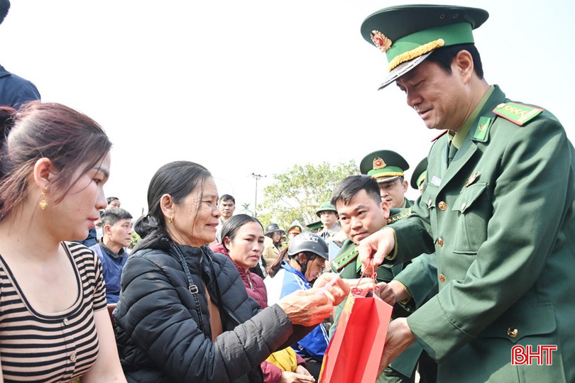 Đại tá Bùi Hồng Thanh - Chỉ huy trưởng BĐBP Hà Tĩnh tặng quà Tết cho đồng bào khó khăn ở biên giới Hương Khê. bqbht_br_dsc-9202.jpg