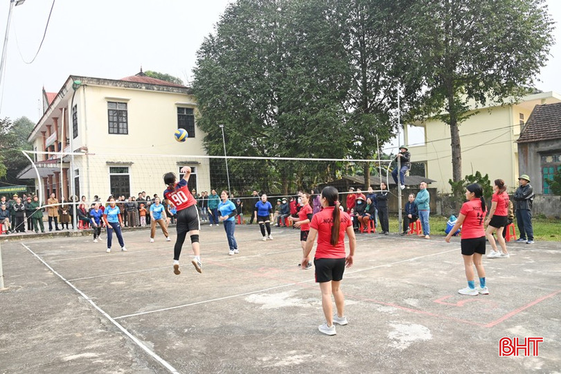 Chị em phụ nữ ở các xã Hương Vĩnh, Hương Lâm, Hương Liên giao lưu thể thao nhân chương trình "Xuân biên phòng ấm lòng dân bản" năm 2025. bqbht_br_dsc-9121.jpg