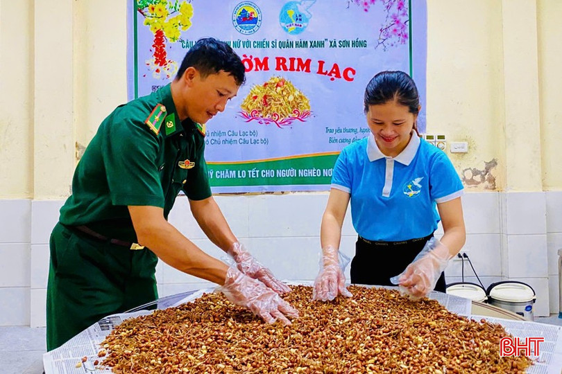 Câu lạc bộ Phụ nữ với chiến sĩ quân hàm xanh xã Sơn Hồng chuẩn bị nguyên liệu làm sản phẩm cá mờm rim lạc để bán gây quỹ tặng quà cho người nghèo ăn Tết. bqbht_br_123.jpg