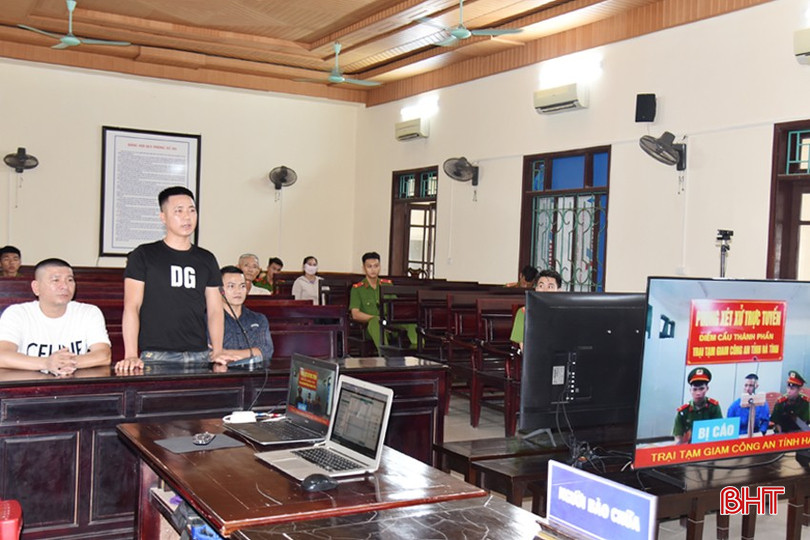 Chủ xe và 2 đồng đồng nghiệp (hàng ghế đầu) đối chất, khai báo trước tòa về việc không biết Hưng cất giấu pháo trong xe. bqbht_br_dsc-9738.jpg