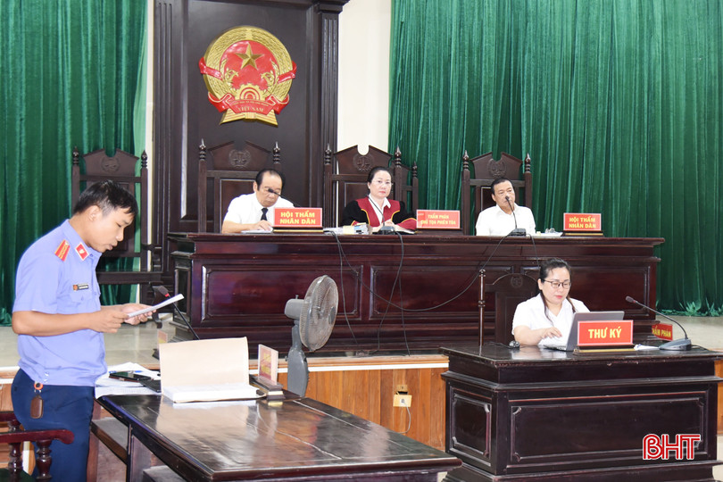 Đại diện Viện Kiểm sát nhân dân tỉnh đọc cáo trạng buộc tội Lê Văn Hưng “Buôn bán hàng cấm” theo quy định tại điểm c, khoản 3, Điều 190 Bộ luật Hình sự. bqbht_br_dsc-9739.jpg