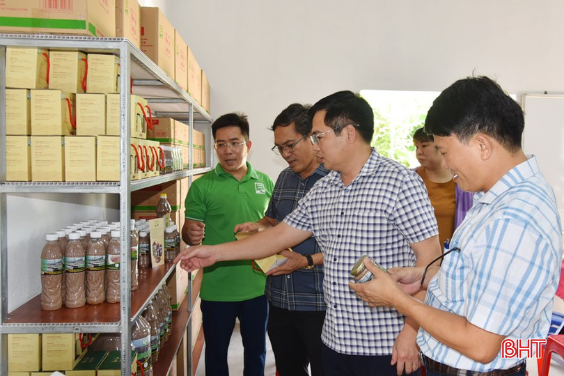 Công ty TNHH Sản xuất và Đầu tư HT chuẩn bị sản phẩm OCOP “Mắm tôm làng xưa” để chuẩn bị cho thị trường tết. bqbht_br_dsc-1892-copy.jpg