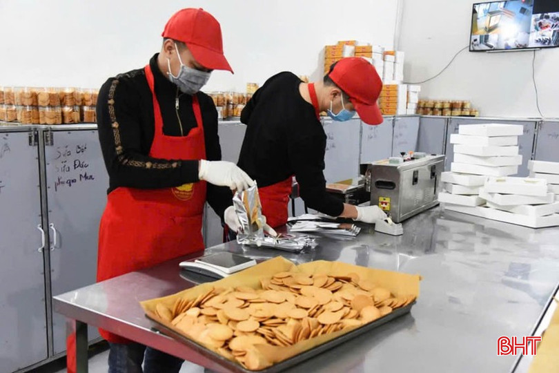 Công nhân ở cơ sở bánh Tâm Anh bakery đang liên tục vào ca để có 2 vạn hộp bánh phục vụ nhu cầu cuối năm. bqbht_br_1-copy.jpg