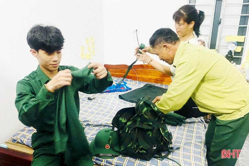Thanh niên Lê Võ Ngọc Thắng (SN 2005, ở xã Kỳ Phong, huyện Kỳ Anh) cùng bố mẹ sắp xếp quân trang chờ ngày tòng quân. bqbht_br_anh-8-copy.jpg