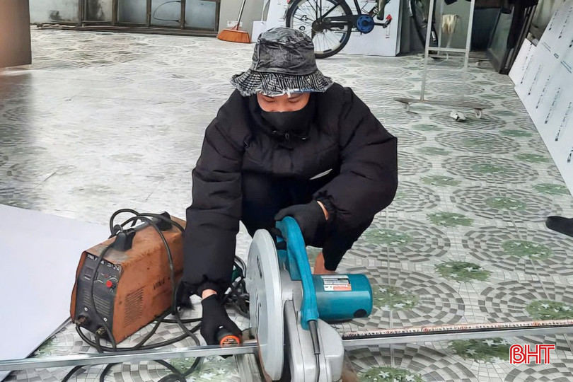 Từng tốt nghiệp cao đẳng nghề, nhà có xưởng cơ khí nên thanh niên Phạm Hoài Nam (SN 2006, ở xã Cổ Đạm, huyện Nghi Xuân) đang gấp rút hoàn thành những đơn hàng cuối cùng trước lúc lên đường làm nhiệm vụ. bqbht_br_z6291623655998-6c5c93172412dcfa0d85a11cbaa262d8-copy.jpg