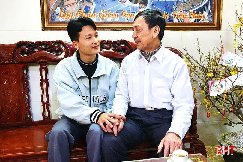 Ông Võ Tá Hiên (80 tuổi, ông nội của Võ Hoàng Anh) dặn dò cháu nội trước ngày lên đường nhập ngũ. bqbht_br_anh-1-copy.jpg