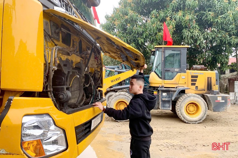 Chờ ngày nhập ngũ, thanh niên Nguyễn Văn Quang Tùng (SN 2005, ở thôn Bàu Láng, xã Thạch Đài, huyện Thạch Hà) tranh thủ phụ giúp bố kiểm tra máy móc phục vụ thi công công trình của gia đình. bqbht_br_z6291695273919-f51adf1b964e2a4987aafa19cebc8b31-copy.jpg