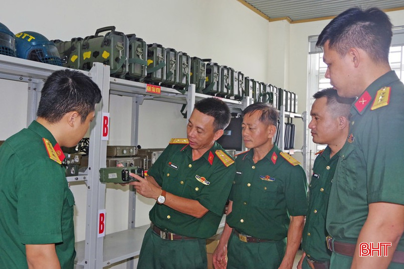 Cán bộ, nhân viên Đại đội Thông tin 18 (Phòng Tham mưu) chăm lo bảo trì, bảo dưỡng trang thiết bị để đảm bảo mạch máu thông tin luôn thông suốt, an toàn, bí mật. bqbht_br_z6696720678243-50b3688977b2447dd4a63ad152d143cd.jpg