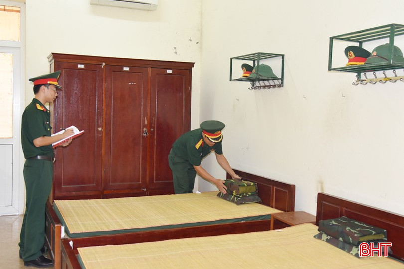 Cán bộ, nhân viên Ban Chỉ huy PTKV 1 - Nam Hồng Lĩnh tập trung quán triệt nhiệm vụ xây dựng nền nếp chính quy, rèn luyện ý thức kỷ luật, xây dựng doanh trại sáng - xanh - sạch - đẹp. bqbht_br_dsc-9283.jpg
