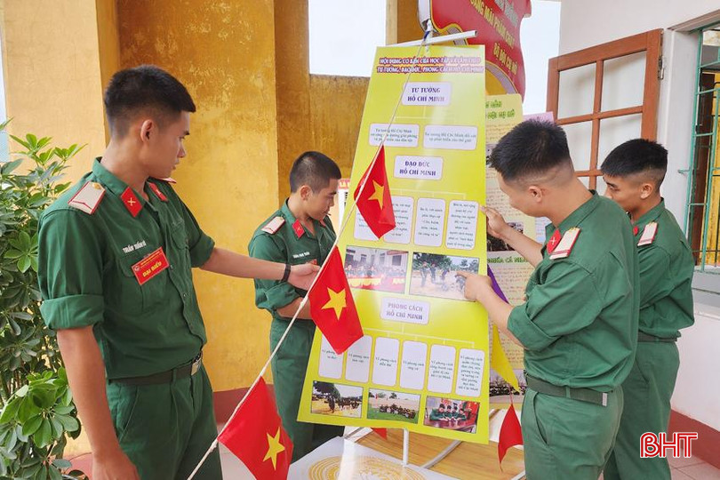 Các chiến sỹ Trung đoàn 841 củng cố hệ thống bảng ảnh trưng bày tại đại hội TĐQT của đơn vị. z5633843132945_d886f9fb32ab6df2e0a30e2b4bbbdeee.jpg