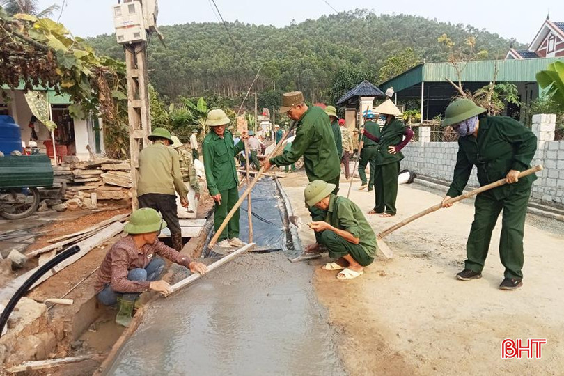 CCB xã Hồng Lộc lao động giúp thôn Trường An mở rộng đường. Trường an HL - Copy.jpg