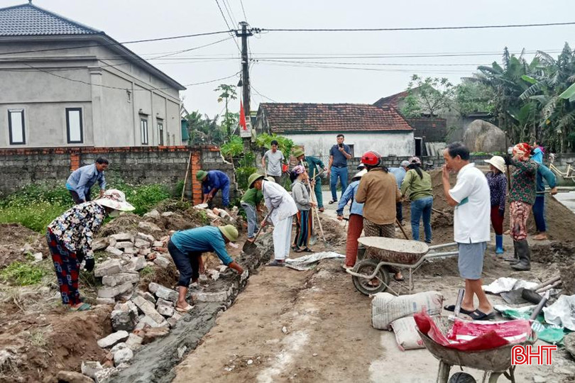 CCB xã Bình An tham gia cùng các tầng lớp Nhân dân hiến đất, phá tường rào để mở đường. bình an - Copy.jpg