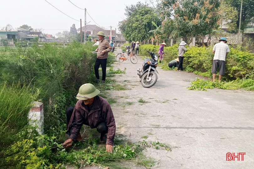 CCB xã Thạch Châu ra quân dọn dẹp vệ sinh môi trường. 1 - Copy.jpg