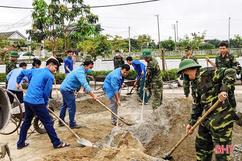 Cán bộ, nhân viên Ban CHQS huyện Kỳ Anh giúp bà con giáo dân xã Kỳ Khang (huyện Kỳ Anh) xây dựng mô hình “Khu sinh hoạt văn hóa cộng đồng thôn”. Anh 9.jpg