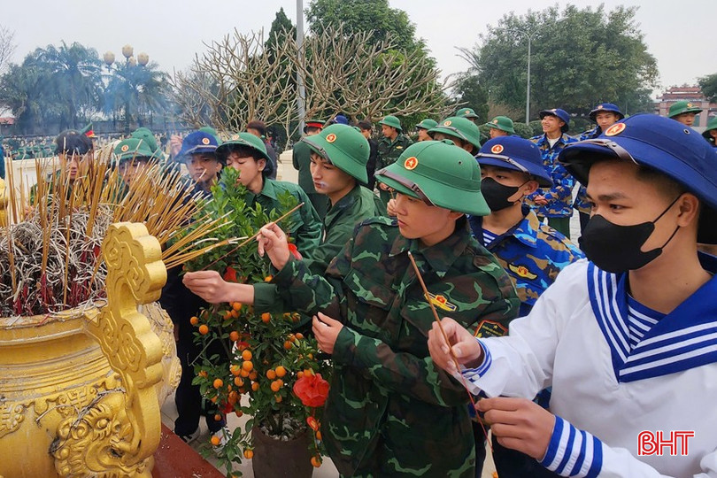 Các tân binh huyện Kỳ Anh dâng hương tại nghĩa trang liệt sĩ huyện trước lúc lên đường làm nhiệm vụ. bqbht_br_3-copy.jpg