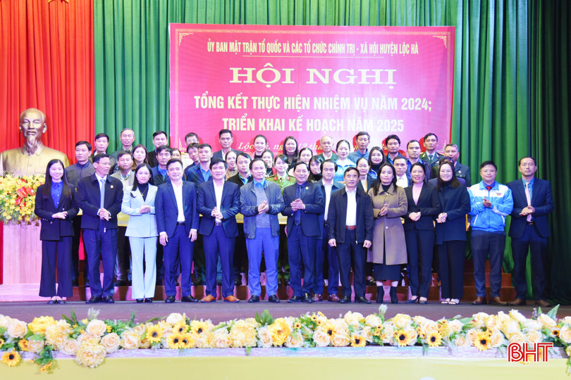 Đại diện lãnh đạo các sở, ngành và huyện Lộc Hà chụp ảnh lưu niệm cùng các điển hình tiên tiến trong việc vận động, tập hợp đoàn viên, hội viên, Nhân dân thực hiện các phong trào thi đua yêu nước. bqbht_br_dsc-2935-copy.jpg