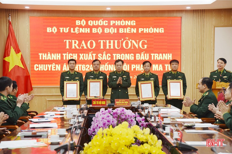 Thiếu tướng Nguyễn Văn Thiện - Phó Tư lệnh BĐBP Việt Nam trao thưởng cho BĐBP Hà Tĩnh. bqbht_br_dsc-2871-copy.jpg