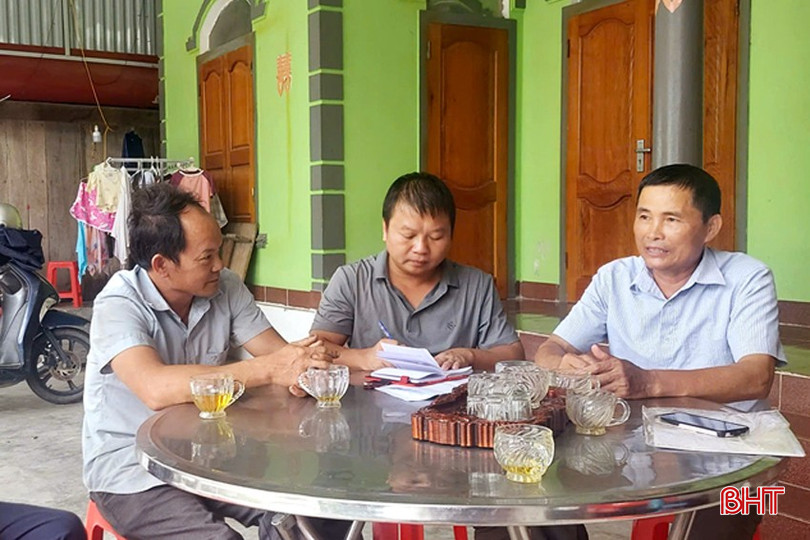 Ông Võ Văn Xuân (bên phải) trao đổi với phóng viên lý do không muốn trồng rừng bằng cây bản địa. bqbht_br_dt-5b24d2c-1-copy.jpg