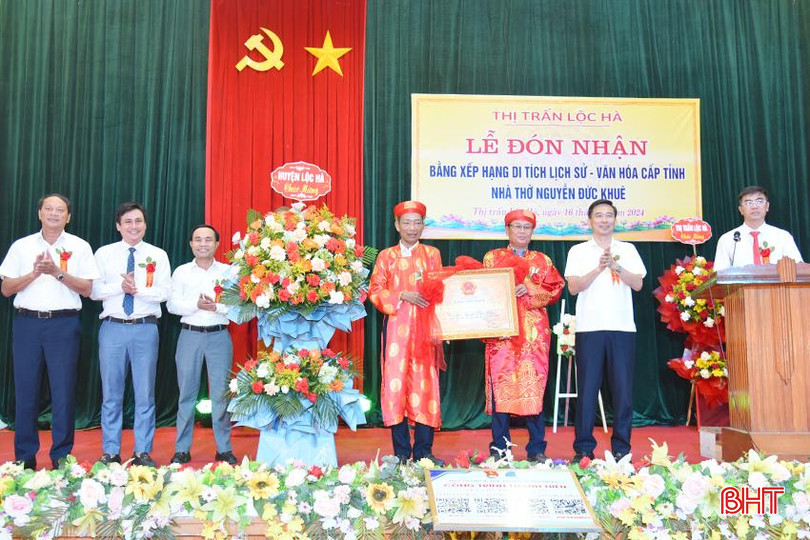 Giám đốc Sở VH-TT&DL Nguyễn Viết Trường, lãnh đạo huyện Lộc Hà trao bằng, tặng hoa cho chính quyền địa phương và dòng họ. DSC_9585 - Copy.JPG