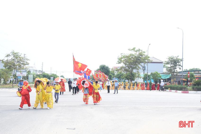 Lễ rước bằng về nhà thờ họ. Lễ rước bằng về nhà thờ họ.