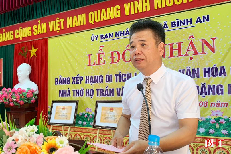 Chủ tịch UBND huyện Lộc Hà Nguyễn Việt Hùng phát biểu chúc mừng và giao nhiệm vụ cho chính quyền địa phương cùng 2 dòng họ sau khi các nhà thờ được công nhận là di tích lịch sử - văn hóa cấp tỉnh. 4 - Copy.jpg