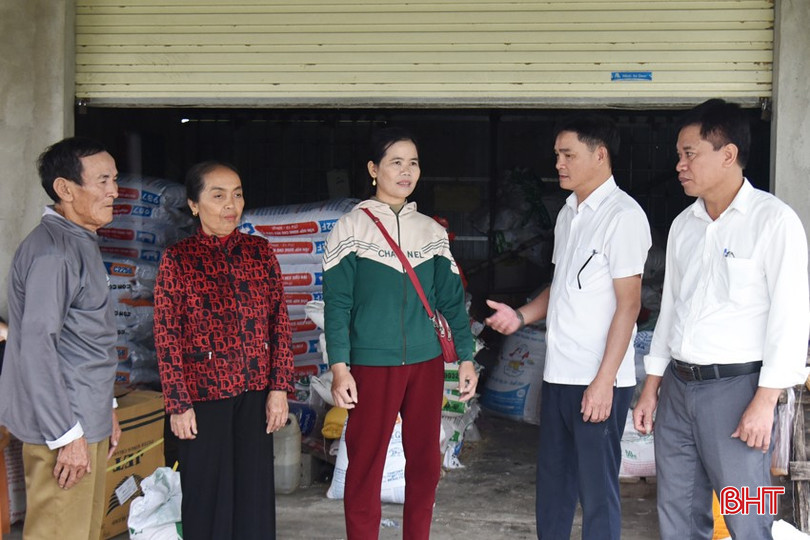 Cán bộ Hội Nông dân Lộc Hà trao đổi kinh nghiệm làm ăn, phương pháp thoát nghèo bền vững với hội viên ở thôn Xuân Triều. bqbht_br_dsc-2128.jpg