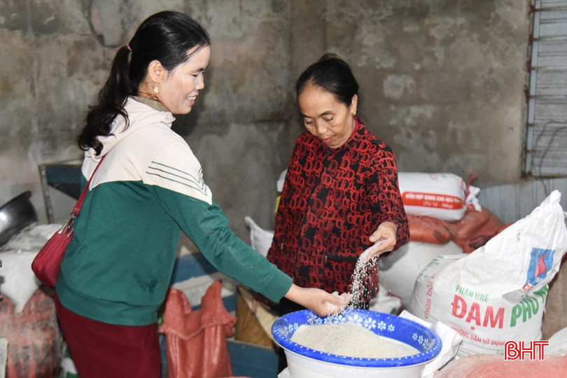 Nhờ sự "tiếp sức" của Chương trình giảm nghèo nên chị Nguyễn Thị Thanh (áo xanh) ở thôn Xuân Triều có sinh kế ổn định, thu nhập khá, cuộc sống ngày càng cải thiện. bqbht_br_dsc-2136.jpg