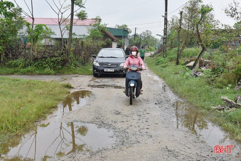 Mỗi khi trời đổ mưa là mặt đường đầy rẫy các hố nước, gây khó khăn cho người qua lại. bqbht_br_dsc-2063.jpg