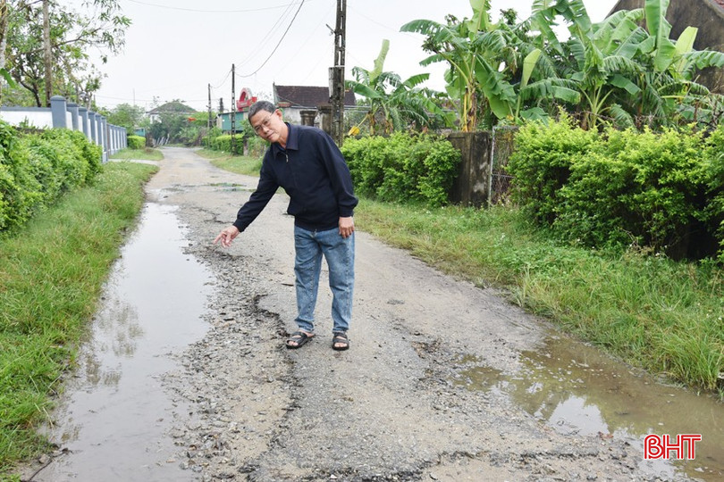 Ông Lê Tiến Bội bức xúc vì đường xuống cấp nhiều năm mà không được tu sửa và mong muốn các cấp, các ngành ưu tiên bố trí vốn nâng cấp để phục vụ đời sống Nhân dân. bqbht_br_dsc-1996.jpg