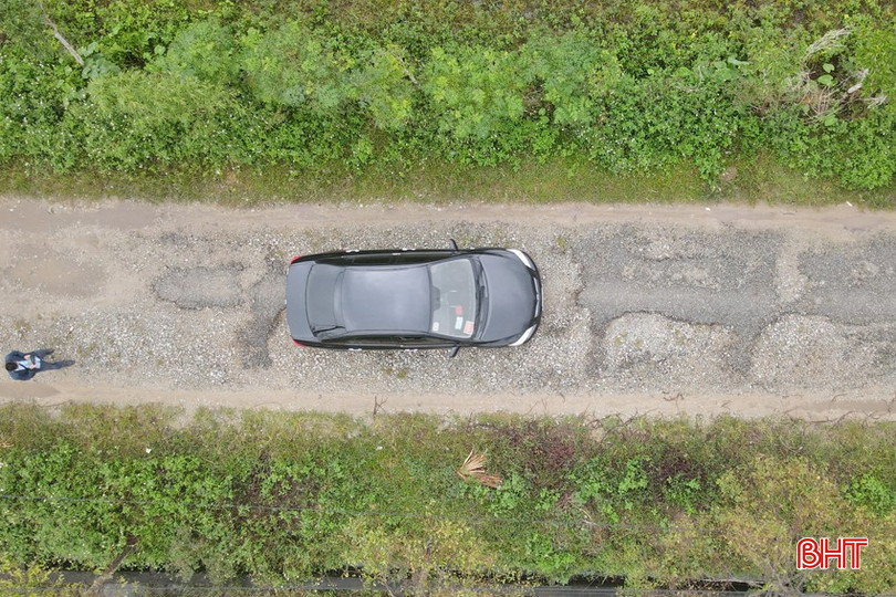 Vì nhiều nguyên nhân khác nhau nên tuyến đường liên thôn Hữu Ninh - Tây Giang bị xuống cấp nhiều năm nhưng chưa được sửa chữa. bqbht_br_dji-0123.jpg