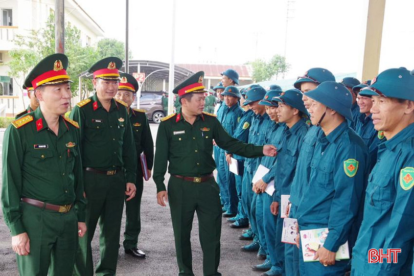 Thủ trưởng Bộ CHQS tỉnh động viên, kiểm tra công tác huấn luyện dân quân tại TX Hồng Lĩnh 17 - Copy.jpg