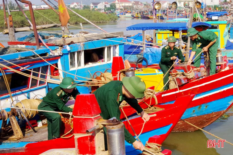 CBCS Đồn Biên phòng Cửa Sót giúp ngư dân Lộc Hà neo đậu, giằng néo tàu thuyền. ảnh 2.JPG