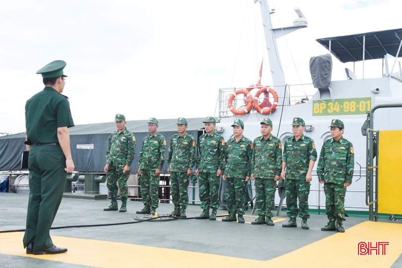 Thiếu tá Lê Quang Đức – Hải đội trưởng Hải đội 2 quán triệt tinh thần ứng trực và quyết tâm sẵn sàng tham gia cứu hộ, cứu nạn cho CBCS tàu BP 34-98-01. DSC_8776.JPG