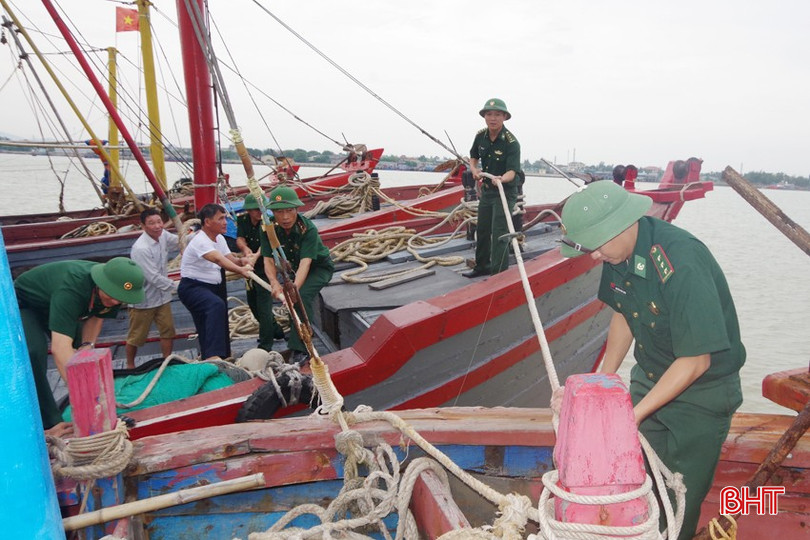 BĐBP Lạch Kèn giúp ngư dân Nghi Xuân giằng néo tàu thuyền để đảm bảo an toàn tại nơi neo đậu khi có mưa bão. IMGP0139.JPG