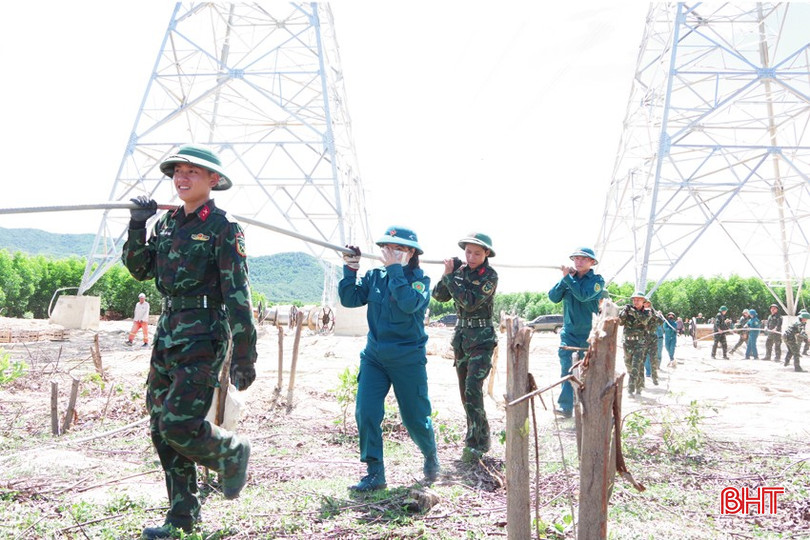 Cán bộ, chiến sĩ LLVT Hà Tĩnh hỗ trợ thi công đường dây tải điện 500 kV mạch 3 đi qua địa bàn. bqbht_br_a4.jpg