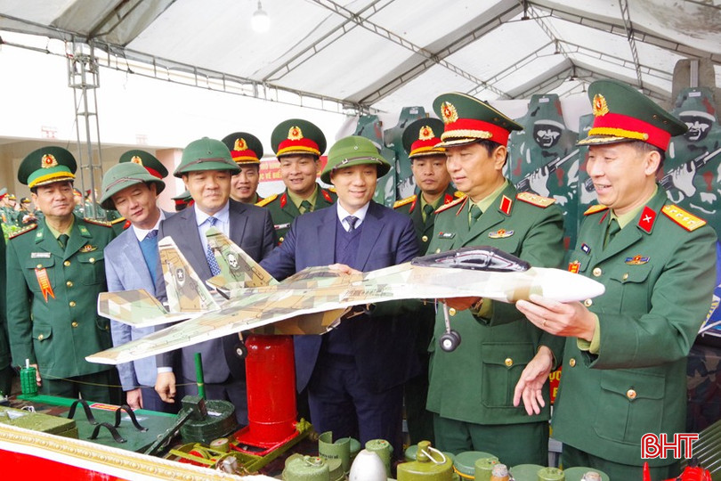 Lãnh đạo Quân khu 4 và lãnh đạo tỉnh tham quan mô hình huấn luyện. bqbht_br_imgp5679.jpg