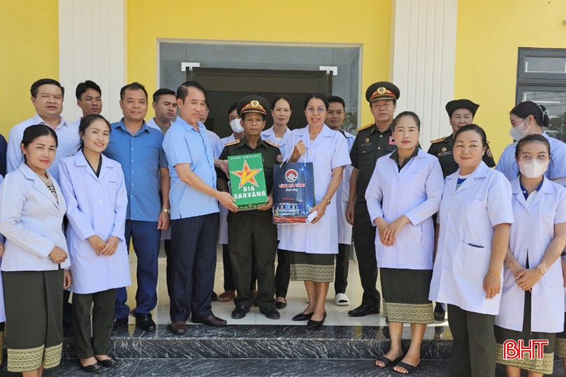 Đại tá Mai Ngọc Việt – Phó Chính ủy Bộ CHQS tỉnh Hà Tĩnh tặng quà cho cán bộ, nhân viên Trạm xá Quân dân y kết hợp (Bộ CHQS tỉnh Bolikhămxay, Lào) để tăng cường hoạt động đối ngoại. bqbht_br_4132.jpg