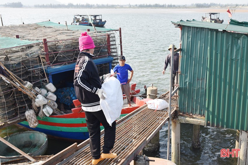 Ngư dân Cẩm Nhượng (Cẩm Xuyên) chuẩn bị vật tư cho chuyến biển mới. bqbht_br_dsc-1508-copy.jpg