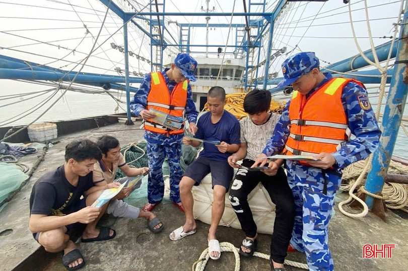 Cán bộ, chiến sĩ Hải đội 102 (Bộ Tư lệnh Vùng Cảnh sát biển 1) tuyên truyền cho ngư dân Nghi Xuân chấp hành nghiêm pháp luật khi đi sản xuất trên biển. bqbht_br_123.jpg