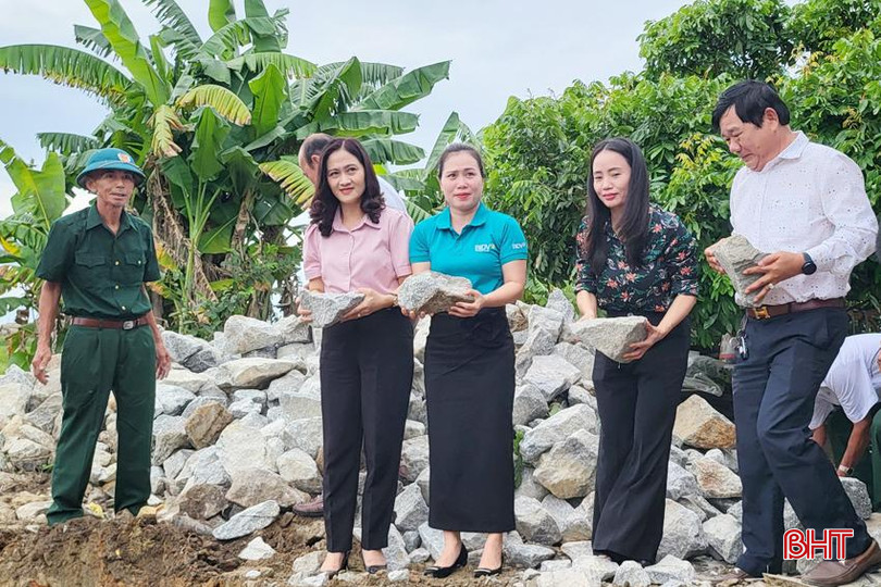 Đại diện lãnh đạo Ủy ban MTTQ các cấp và nhà tài trợ động thổ xây nhà cho bà Lê Thị Xuân. 3 - Copy.jpg