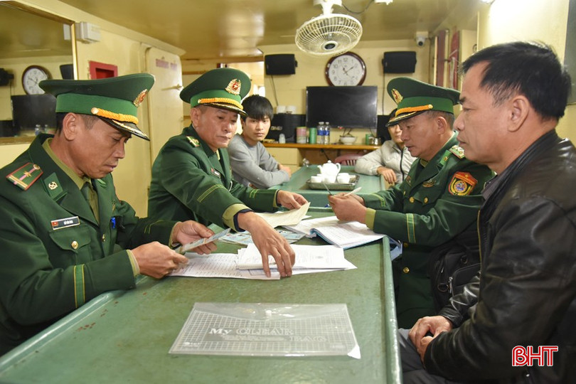 CBCS Trạm Kiểm soát biên phòng cửa khẩu Vũng Áng kiểm tra hồ sơ, thủ tục xuất nhập cảnh đối với các thuyền viên tàu vào tiếp nhận thép. bqbht_br_dsc-0406-copy.jpg