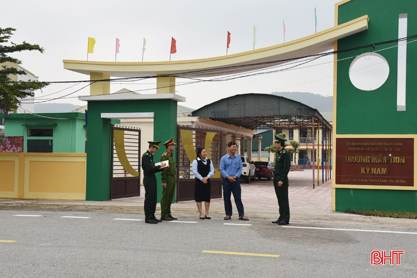 CBCS Đồn Biên phòng Đèo Ngang bám địa bàn để cùng cấp ủy, chính quyền các địa phương tuyên truyền Nhân dân chấp hành pháp luật, có ý thức bảo vệ biên giới. bqbht_br_dsc-1334-copy.jpg