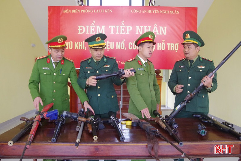 Đồn Biên phòng Lạch Kèn phối hợp với Công an huyện Nghi Xuân phối hợp vận động thu hồi, tiêu hủy vũ khí, vật liệu nổ ở các xã ven biển. bqbht_br_imgp0444-copy.jpg