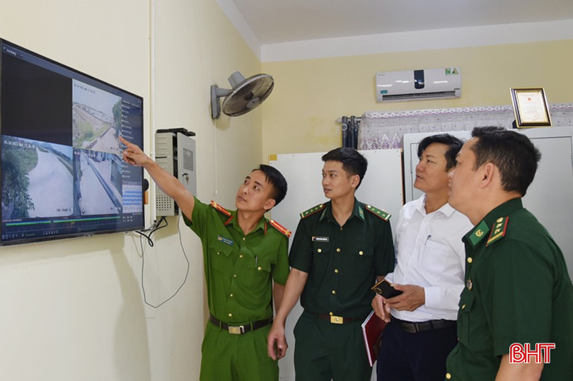Đồn Biên phòng Thiên Cầm cùng đại diện chính quyền địa phương và Công an xã Cẩm Nhượng (Cẩm Xuyên) trao đổi tình hình ANTT ở các địa bàn, khu vực nhạy cảm. bqbht_br_dsc-1750-copy-356.jpg