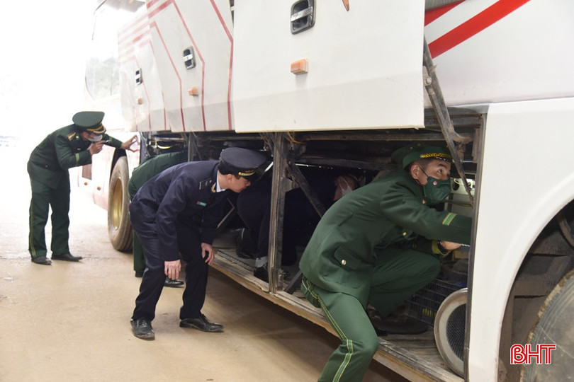 BĐBP phối hợp với lực lượng hải quan kiểm tra hàng hóa, phương tiện thông quan qua Cửa khẩu Cầu Treo. bqbht_br_dsc-9714-copy.jpg