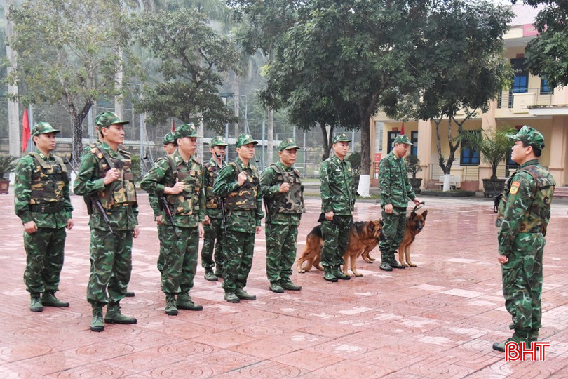 Lực lượng trinh sát, phòng chống tôi phạm Đồn Biên phòng Cửa khẩu quốc tế Cầu Treo chuẩn bị lên đường đánh án. bqbht_br_4.jpg