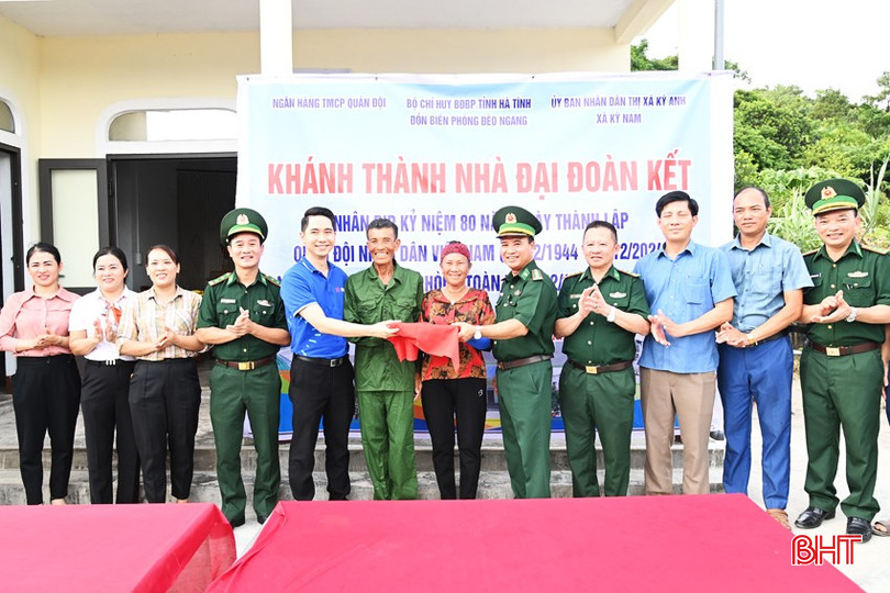 Lãnh đạo BĐBP tỉnh trao tiền hỗ trợ và cắt băng khánh thành nhà ở cho đối tượng yếu thế ở phường Kỳ Nam (TX Kỳ Anh). bqbht_br_2.jpg
